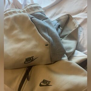 nike tech fleece joggers & hoodie